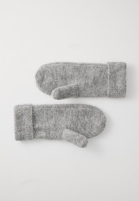 Moufles en laine grises avec une texture douce, bouts arrondis et un poignet côtelé. Les moufles sont posées à plat, montrant un design sans couture.