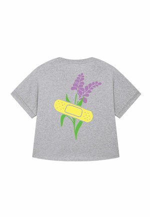 T-shirt grigio a maniche corte con una grafica di un fiore viola e un'illustrazione di un cerotto giallo sul retro. Realizzato in morbido cotone.