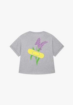 T-shirt grigio a maniche corte con una grafica di un fiore viola e un'illustrazione di un cerotto giallo sul retro. Realizzato in morbido cotone.
