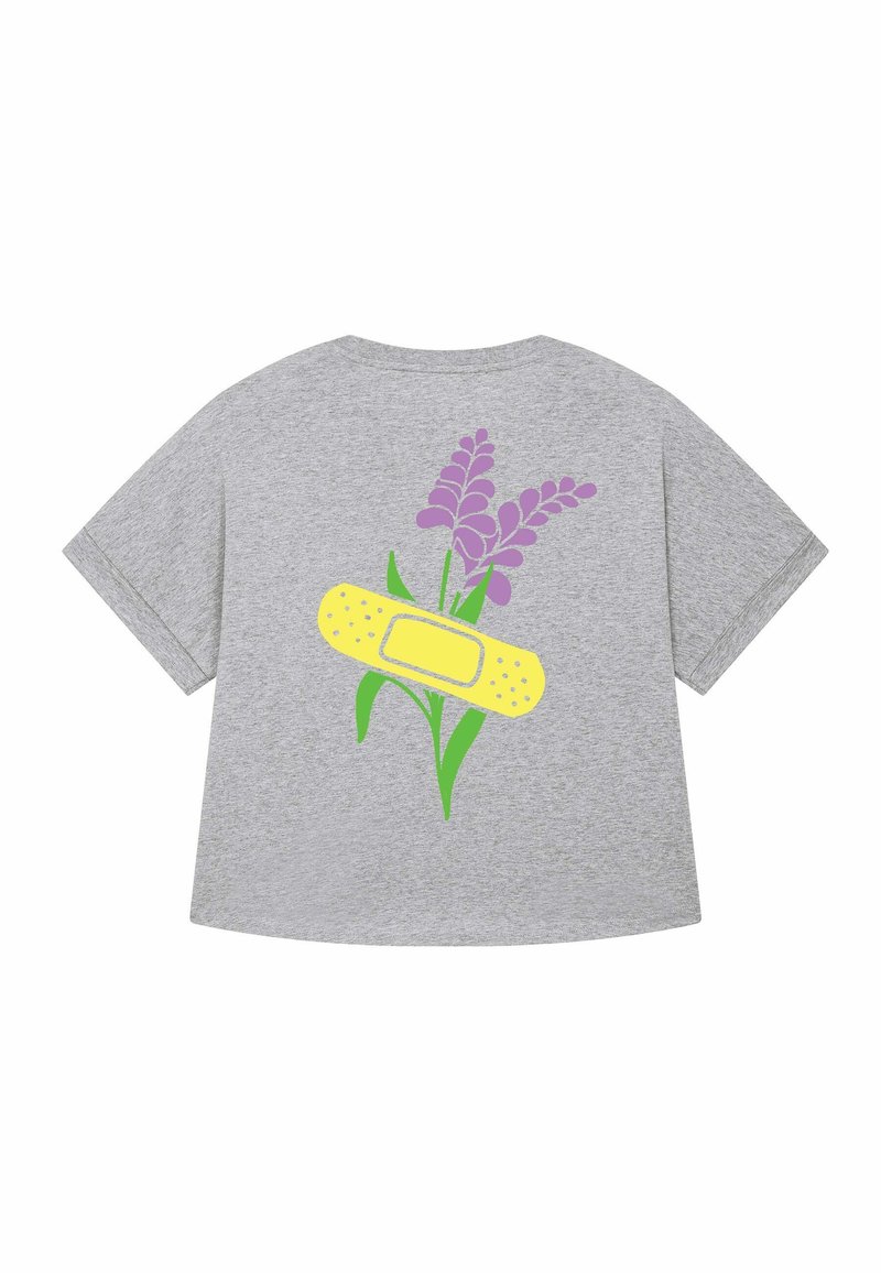 Grijze T-shirt met korte mouwen, voorzien van een paarse bloemenschema en een gele pleisterillustratie op de achterkant. Zacht, van katoen gemaakte stof.