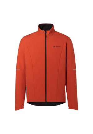 Rote Softshell-Jacke mit hohem Kragen, Frontreißverschluss und schwarzen Akzenten. Zu den Merkmalen gehören reflektierende Details an den Ärmeln und eine taillierte Passform.