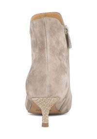 Stivaletto in suede taupe con tacco a cono sottile e texture, foderato in modo liscio e dotato di zip laterale.