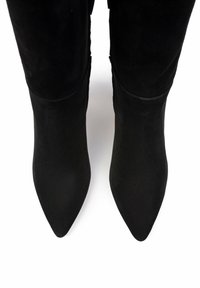 Czarne zamszowe kozaki za kolano z zaokrąglonym noskiem, o gładkiej fakturze i dopasowanym kroju, z cienkim obcasem i bez widocznych elementów metalowych.