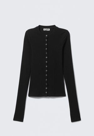 Svart ribbestrikket cardigan med lange ermer, rund hals og sølvfargede trykknapper foran, merket Weekday.