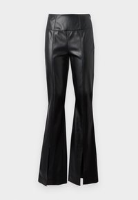 Pantaloni neri in finta pelle a vita alta con dettagli delle cuciture verticali e spacco frontale all'orlo svasato su uno sfondo bianco uniforme.