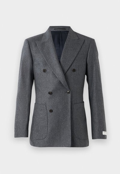 Blazer cinza de duplo peito com lapelas pontudas, seis botões pretos, dois bolsos frontais aplicados e um forro interior preto.