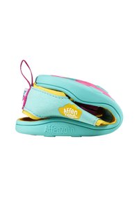 Sandalía infantil turquesa con material suave, diseño flexible y acentos en amarillo y rosa. Logo en el lateral.