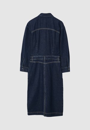 Vestito in denim scuro con maniche lunghe, collo con risvolto, cintura in vita e dettaglio a yoke sul retro. Presenta tasche laterali e sottili dettagli di cucitura.