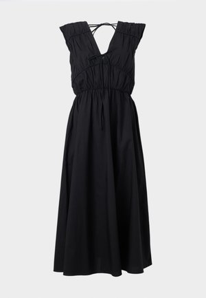 Μαύρο μίντι φόρεμα χωρίς μανίκια με σούρες στο μπούστο, ντεκολτέ σε σχήμα V, λεπτομέρειες με κορδόνια μπροστά και πίσω, και φαρδιά φούστα.