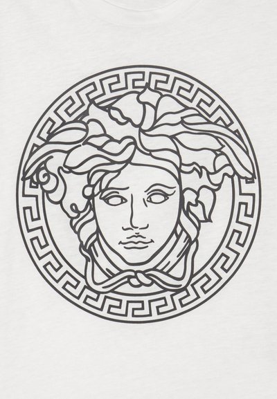 Tejido blanco con un estampado lineal negro de una cara rodeada de cabello ondulado ornamentado y un borde de clave griega. Detalles de las características faciales visibles.