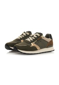 Grüne sportliche Sneaker mit goldenen Akzenten, aus Stoff und Wildleder, mit strukturierten Einsätzen, runder Zehenform und kontrastierender schwarzer Gummisohle.