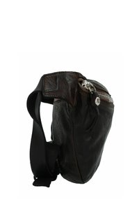 Bandolera de cuero marrón con superficie texturizada, cremallera plateada y correa ajustable. Diseño compacto ideal para lo esencial, sin bolsillos externos.