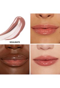 Lipkleur "Soulmate" wordt weergegeven met een romige nude swatch. Vier lippen in verschillende tinten tonen een glanzende afwerking en een gladde textuur.