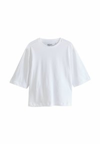 Valkoinen, lyhythihainen T-paita, jossa on pyöreä pääntie ja rento istuvuus. Kauluksen sisäpuolella näkyy ommeltu "NEXT"-etiketti.