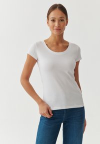 TATUUM ANTONIA 1  - Pamata T-krekls - white