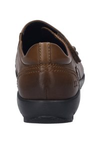 Braunes Leder-Schuh mit glatter Oberfläche, ausgestattet mit einer schwarzen Gummisohle und einem Klettverschluss. Das Design umfasst gestickte Details auf der Rückseite.