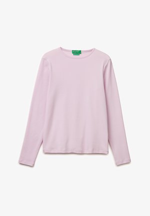 Chemise à manches longues couleur violet clair avec col rond et étiquette verte United Colors of Benetton au niveau du col, étalée à plat sur un fond blanc.