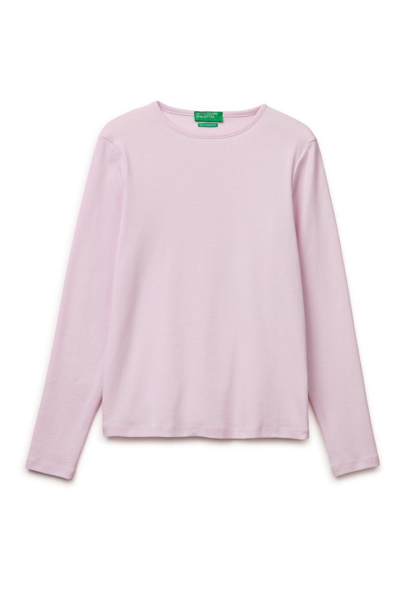 Hellviolettes Langarmshirt mit Rundhalsausschnitt und einem grünen United Colors of Benetton-Label am Kragen, liegend auf weißem Hintergrund.