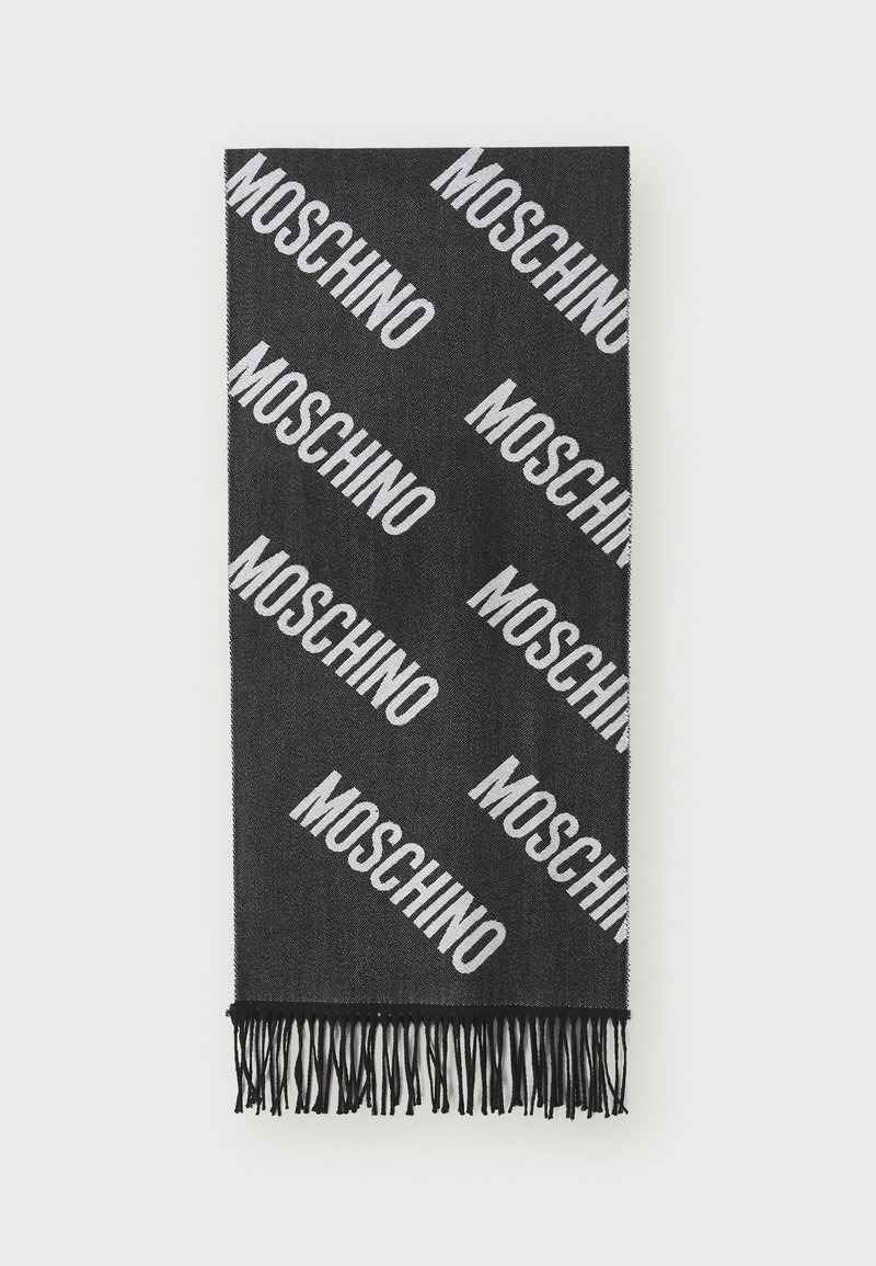 Mustat huivit, joissa on toistuva valkoinen "MOSCHINO" -logo viistoissa riveissä. Viimeistelty fringed-reunoilla lisäämään tekstuuria.