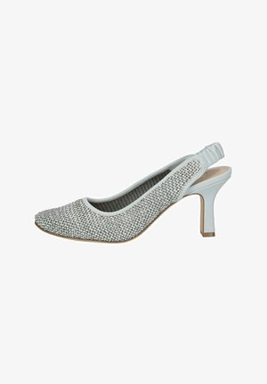 Witte slingback pump met een geweven bovenkant met textuur,puntige neus en een slanke stilettohak; beschikt over een geplooide achterband voor aanpassing.