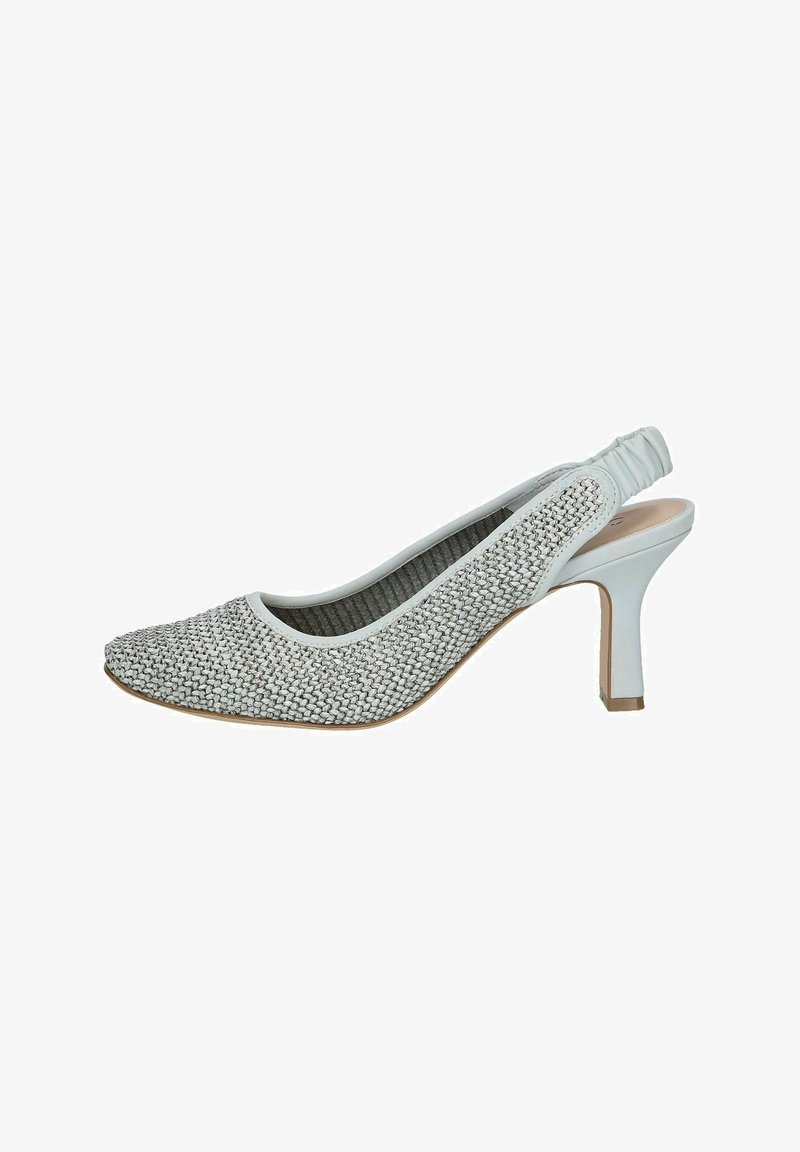 Witte slingback pump met een geweven bovenkant met textuur,puntige neus en een slanke stilettohak; beschikt over een geplooide achterband voor aanpassing.