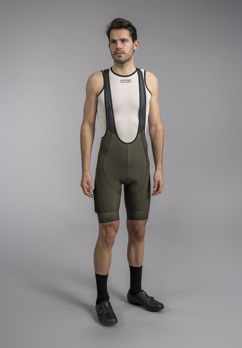Mannen fiets-bibshorts in olijfgroen, met een aansluitend ontwerp, mesh bretels en een gevoerde zitting voor comfort tijdens ritten.
