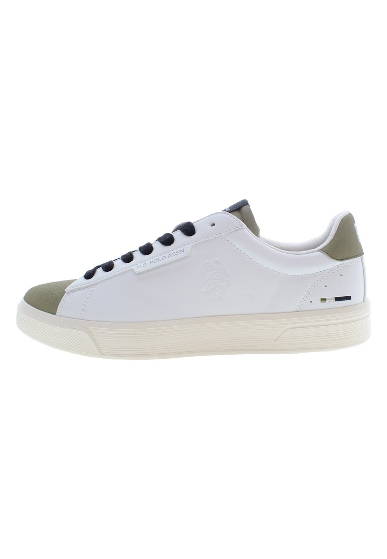 Sneaker bianca con tomaia in pelle liscia, dettagli in verde oliva sulla punta e sul tallone, lacci neri e suola testurizzata. Presenta un logo del marchio.