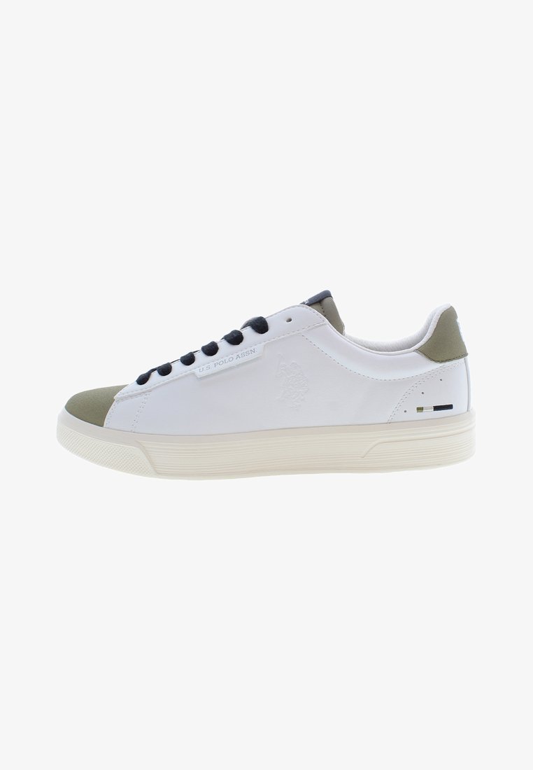 Sneaker bianca con tomaia in pelle liscia, dettagli in verde oliva sulla punta e sul tallone, lacci neri e suola testurizzata. Presenta un logo del marchio.