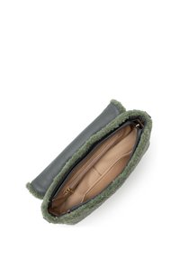 Sac en cuir gris foncé avec une bordure en laine polaire verte, fermeture zippée sur le dessus et intérieur beige. Il dispose d'une poche zippée et de plusieurs compartiments.