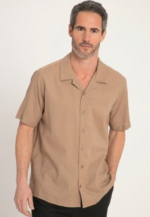 Chemise à manches courtes, col classique en tissu beige clair. Dotée de cinq boutons et d'une texture subtile, avec un logo brodé sur la poitrine.