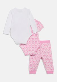 Tweedelig babysetje: een wit romper met lange mouwen en roze broek met een ruitpatroon en logo-accenten. Zacht materiaal, casual pasvorm.