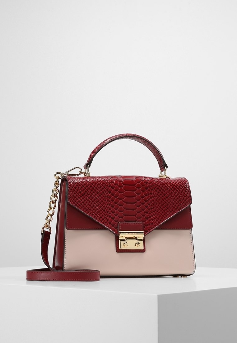 Petit sac à main avec rabat et poignée en similicuir effet peau de serpent bordeaux, corps beige, fermoir doré et bandoulière amovible avec détail chaîne.
