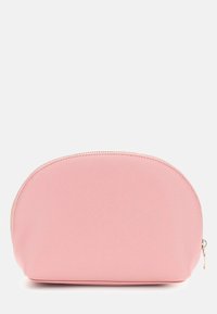 Borsa cosmetica rosa con forma arrotondata, realizzata in materiale tessurizzato, dotata di chiusura con zip e dettagli di cucitura discreti.