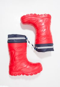 Rode rubberlaarzen met een gestructureerd oppervlak, gebogen ontwerp en marineblauwe textielen bovenkanten voorzien van een trekkoord en reflecterende streep.