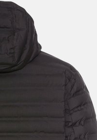 Sort pufferjakke med hætte, quiltet tekstur og diskrete lodrette striber på stoffet for ekstra detalje.