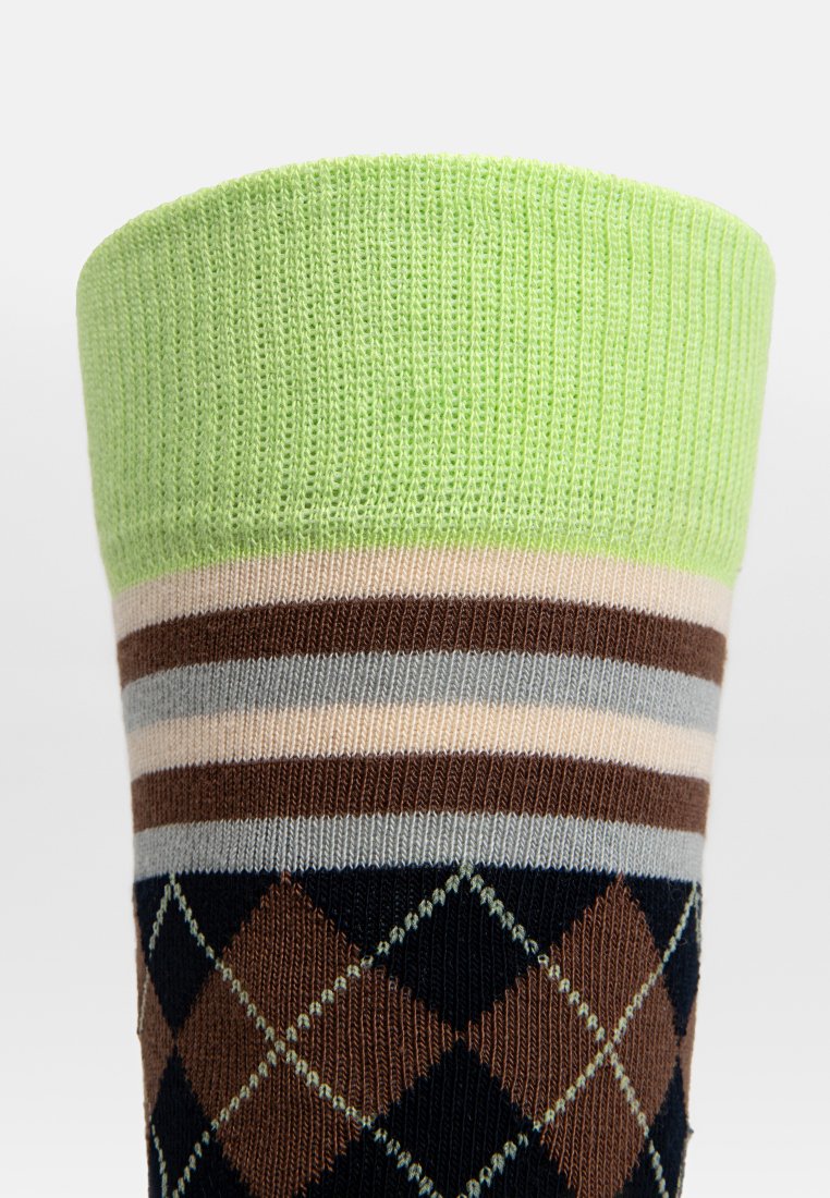 Mehrfarbige Socke mit einer grünen gerippten Oberkante, horizontalen Streifen in Beige, Braun und Grau sowie einem Rautenmuster in Braun und Marineblau.