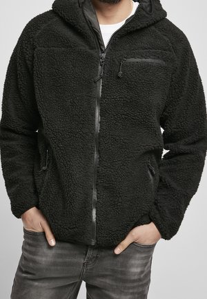 Czarna bluza polarowa z kapturem, o teksturowanej powierzchni, z przednim zamkiem, dwiema bocznymi kieszeniami oraz kieszenią na piersi. Nowoczesny design z praktycznymi funkcjami.