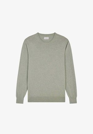 Suéter gris claro de manga larga con cuello redondo, puños y dobladillo acanalados, colocado plano sobre un fondo blanco.