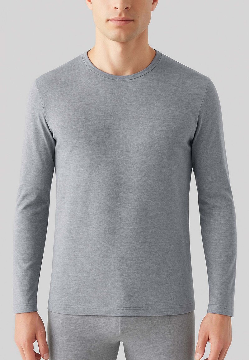 Maglietta grigia a maniche lunghe in morbido tessuto, con scollatura rotonda e design aderente. Texture liscia con un sottile motivo mélange.