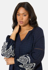 Live Unlimited London EMBROIDERED SLEEVE - Camicetta - navy