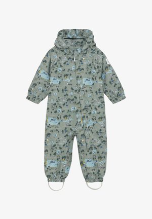 Grüner, gemusterter Regenanzug mit Kapuze, elastischen Bündchen und Fußschlaufen. Das Design umfasst Bäume, Fahrzeuge und Luftballons in verschiedenen Farben.