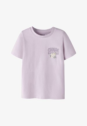 Lichtpaarse T-shirt met korte mouwen, bedrukt met de tekst "Choose Kindness" en een witte bloemengrafiek op de linkerborst, ronde halslijn.