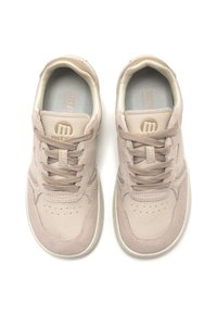Sneaker in suede e pelle rosa chiaro con linguetta imbottita, lacci tonali, punta perforata e branding discreto sui lati e sulla linguetta.