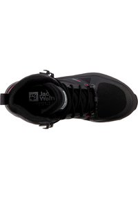 Chaussure de randonnée noire avec partie supérieure en maille et synthétique, fermeture à lacets, accents roses, rond de protection renforcé et intérieur rembourré. Étiquette visible à l'intérieur.