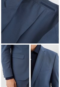 Marinblå kostym med texturerad tyg, slagkrage, en bröstficka och snedställda sidfickor med knappdetaljer på ärmarna.