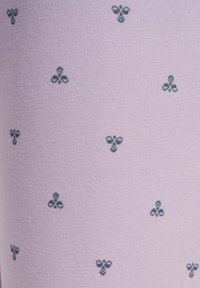 Ljuslila tyg med ett mönster av små mörkgröna blommotiv som är jämnt fördelade över ytan. Slät textur.