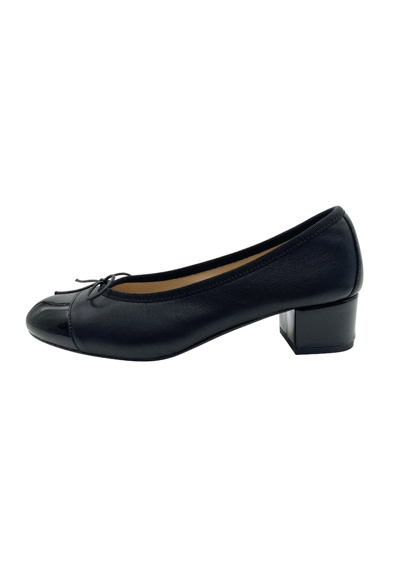 Ballet flat nera in pelle con punta arrotondata, cappuccio in vernice, tacco piccolo e un fiocco decorativo nella parte anteriore. Texture liscia e design minimale.
