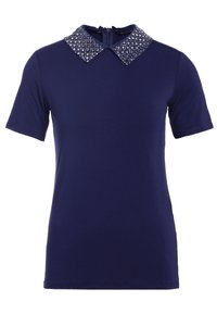 Camisa de manga corta azul marino con un cuello texturizado y con patrón. Presenta un cierre de cremallera en la espalda y un cuerpo suave y ajustado.