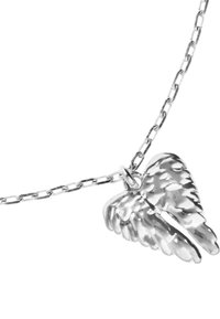 Collar de plata con un colgante detallado en forma de corazón con alas de ángel, colgando de una cadena sencilla de eslabones ovalados entrelazados.