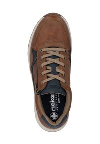 Bruine leren vetersneaker met een gestructureerd oppervlak, marineblauwe accenten, zijrits en een gevoerde binnenzool. Ronde neus en rubberen zool.